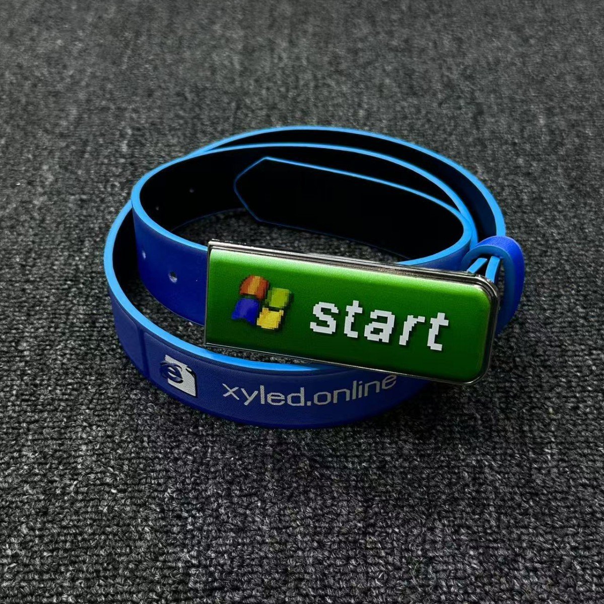 Retro desktop taskbar blue belt buckle detail